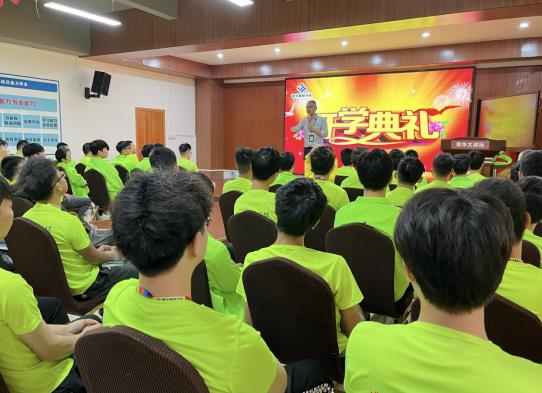 以梦为马，不负韶华-青华模具学院04期开学典礼
