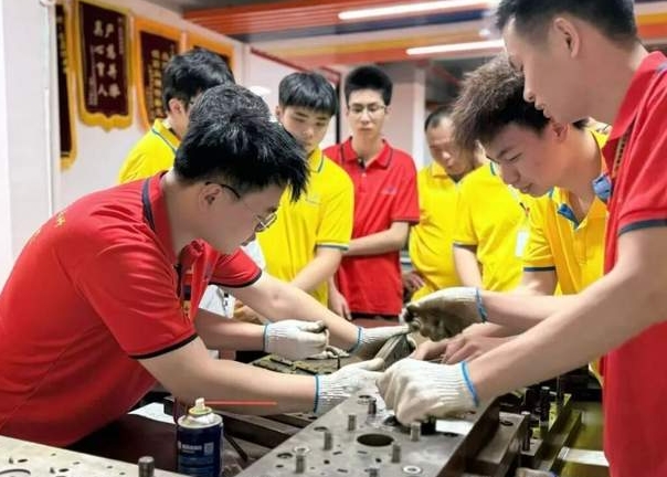 做了多年钳工，工资一直上不去，他靠什么完成转型？