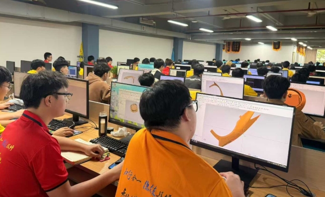 喜报｜13 天结业即就业！吴同学操机课程拿 5600 元 offer