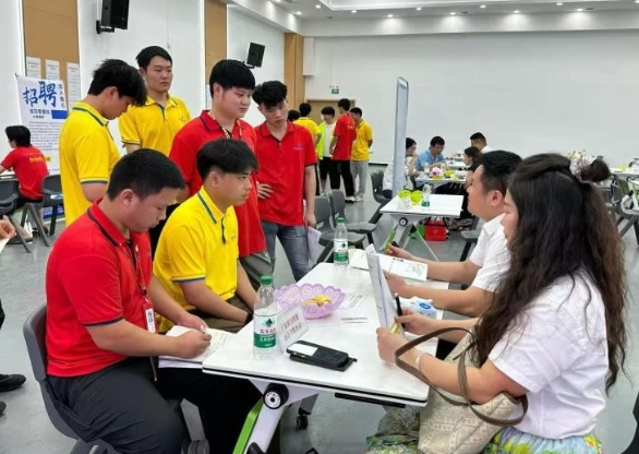 6月模具专场招聘会圆满落地！8名学员现场锁定岗位，毕业即刻上岗