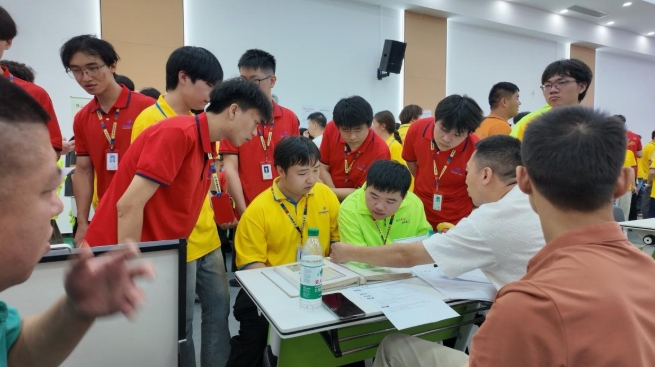 每月专场招聘会，青华学子手握多份 offer
