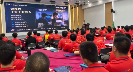 在青华，技术只是起点，格局才是人生跃迁的关键