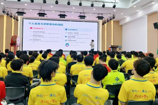 全方位赋能就业！就业老师开展简历与面试专题指导课程