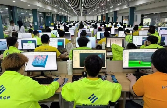 做了5年钳工，他为什么选择来青华学塑胶模具设计？