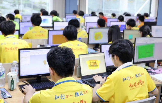 大学毕业半年换了三份工作，他为什么选择来青华学塑胶模具设计？