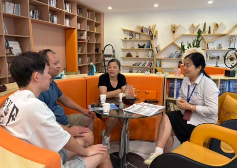 青华模具用心接待来访家庭，为迷茫青年指引成才方向