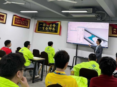 为什么越来越多年轻人，宁愿学技术，也不挤文职内卷？