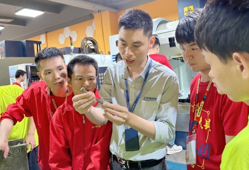 做钳工越做越累？放弃蛮力干活，学设计编程做技术岗