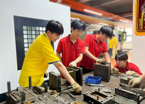 纸上绘图千百次，不如车间拆一套模具