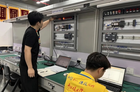 技术年年迭代，师资紧跟前沿！青华教学永远对标行业最新标准