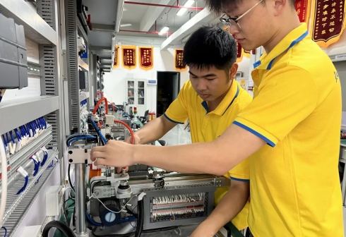 为什么青华学员上手快、薪资高？背后是“工程师级师资”的实力护航