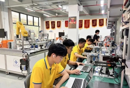选学校，首要关注授课讲师实战经验