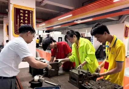 沉浸式学习环境，助力零基础学员安心蜕变