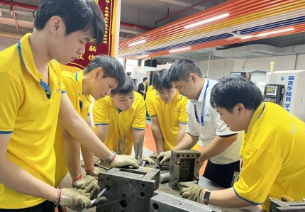 沉浸式课程教学氛围，倒逼学员高效学成成才
