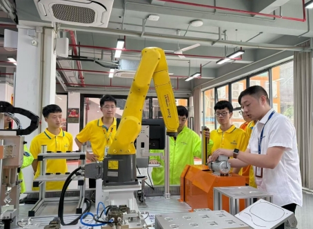 打破职业偏见！文员转行 PLC 编程，她试用期薪资破万